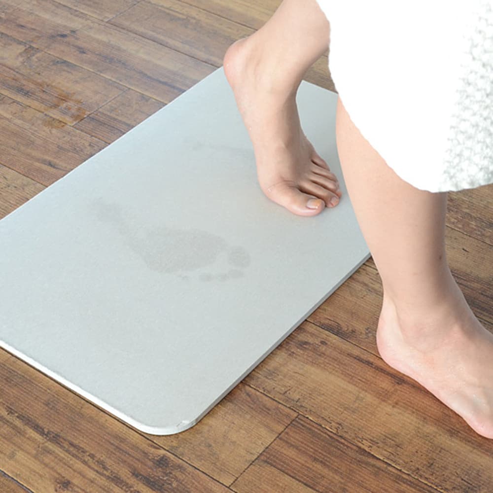 욕실 바닥에 놓인 규조토 발매트 발판 매트